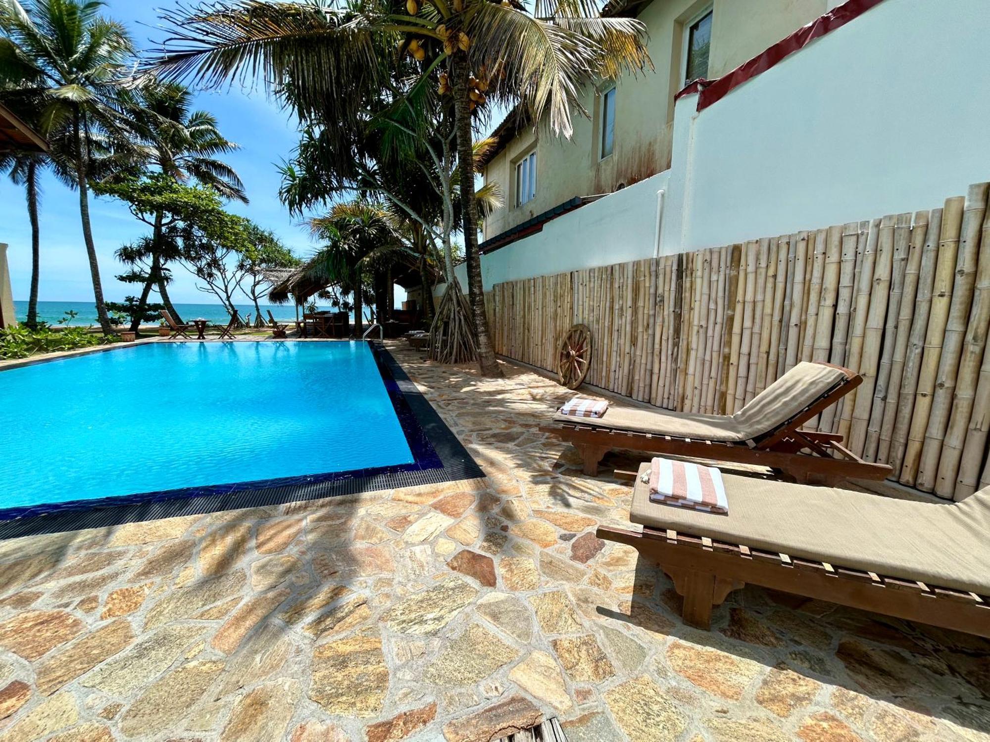 Cookie Aunt Beach Hotel Bentota Buitenkant foto