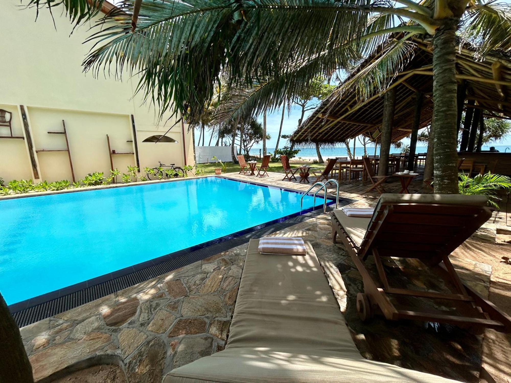 Cookie Aunt Beach Hotel Bentota Buitenkant foto