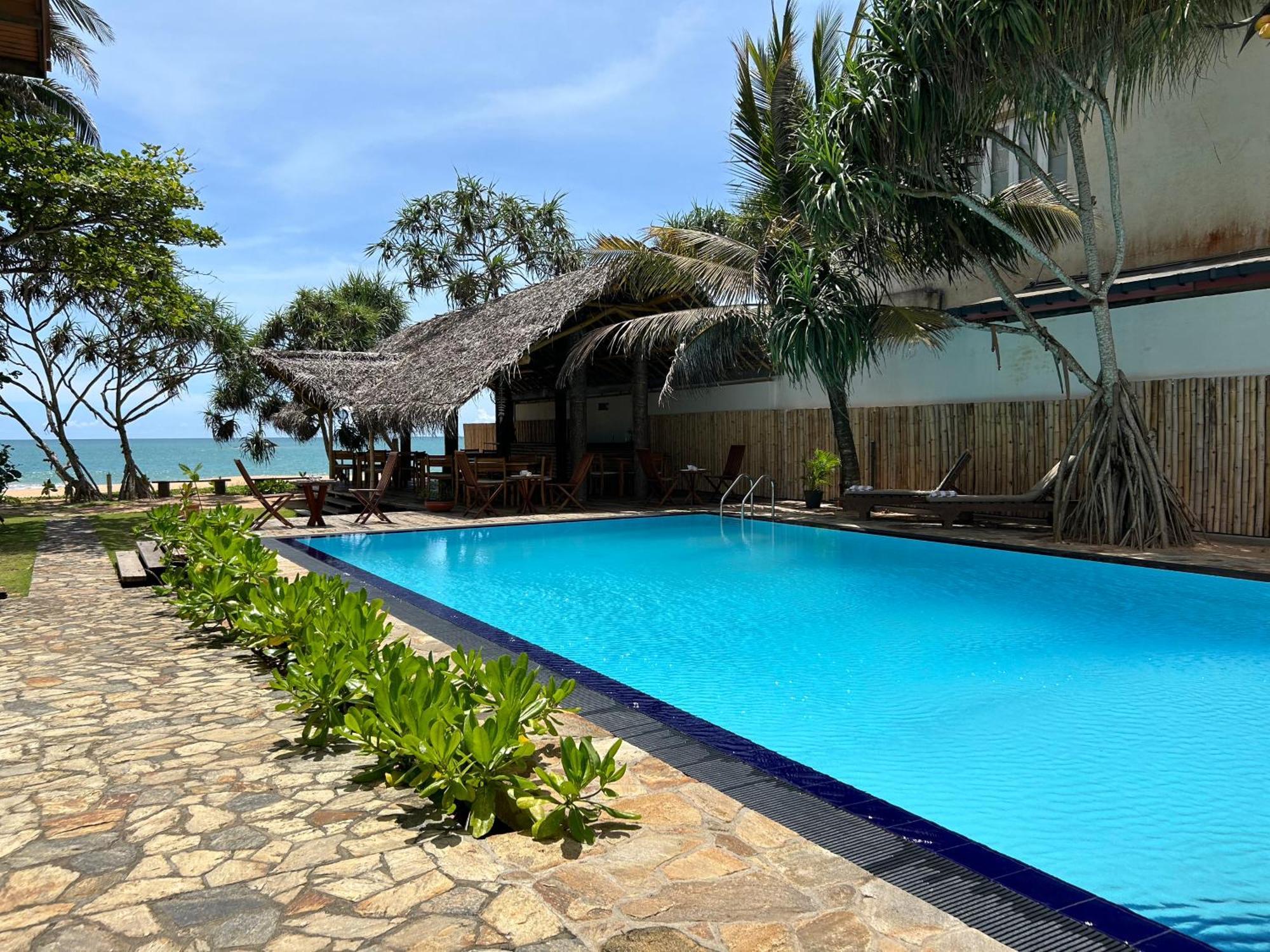 Cookie Aunt Beach Hotel Bentota Buitenkant foto